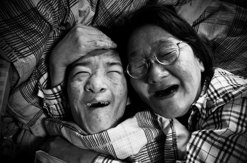 mẹ và em trai vui đùa cùng nhau